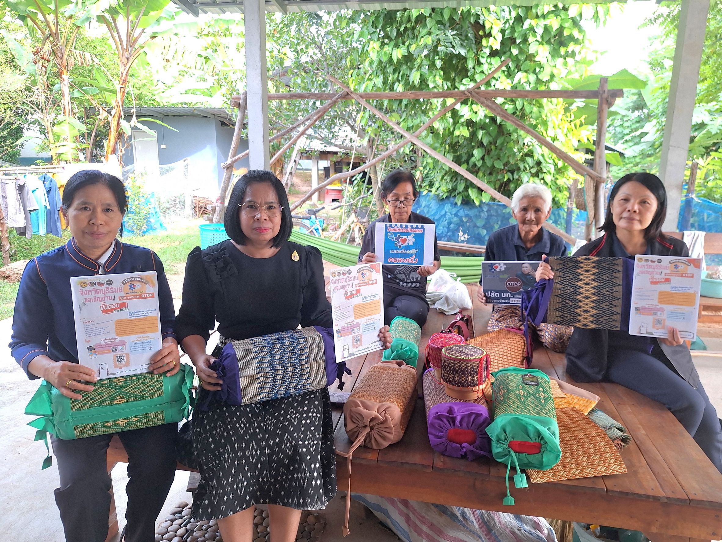 พช.พุทไธสง สนับสนุนผู้ประกอบการ OTOP สมัครเข้าร่วมโครงการคนละครึ่งพลัส